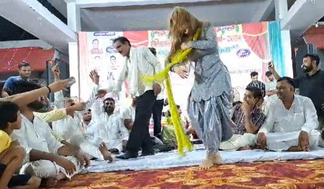 Obscene dance at the fair in Meerut, notes were thrown on the stage, video went viral, clashes between policem