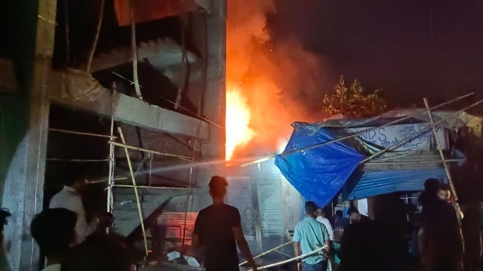 Moradabad: Fire broke out in clothes shop near Town Hall, firefighters arrived amid chaos