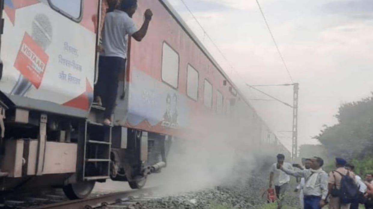 Fire broke out in Amarkantak Express in Madhya Pradesh AC coaches of train ran fast surrounded by flames