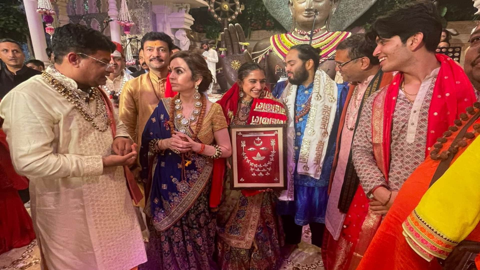 Anant-Radhika Wedding Priest of Baba Mahakal temple reached wedding of Radhika and Anant see photos