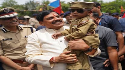 बच्चे को गोद में लिए हुए सीएम मोहन यादव