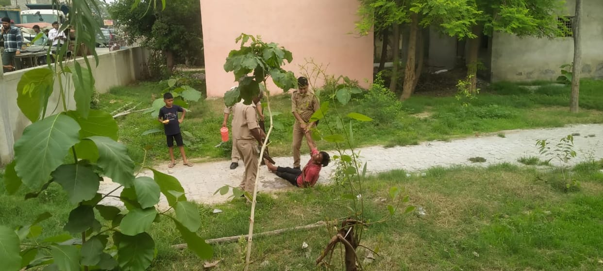 Muzaffarnagar: accused ran away after removing the handcuffs from his hands inside the court, arrested