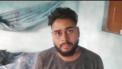 Vaishali News: अपराधियों ने घर के बाहर टहल रहे मुखिया के भतीजे का किया अपहरण, गुस्साए लोगों ने किया सड़क जाम Criminals kidnapped the chief's nephew who was strolling outside the house