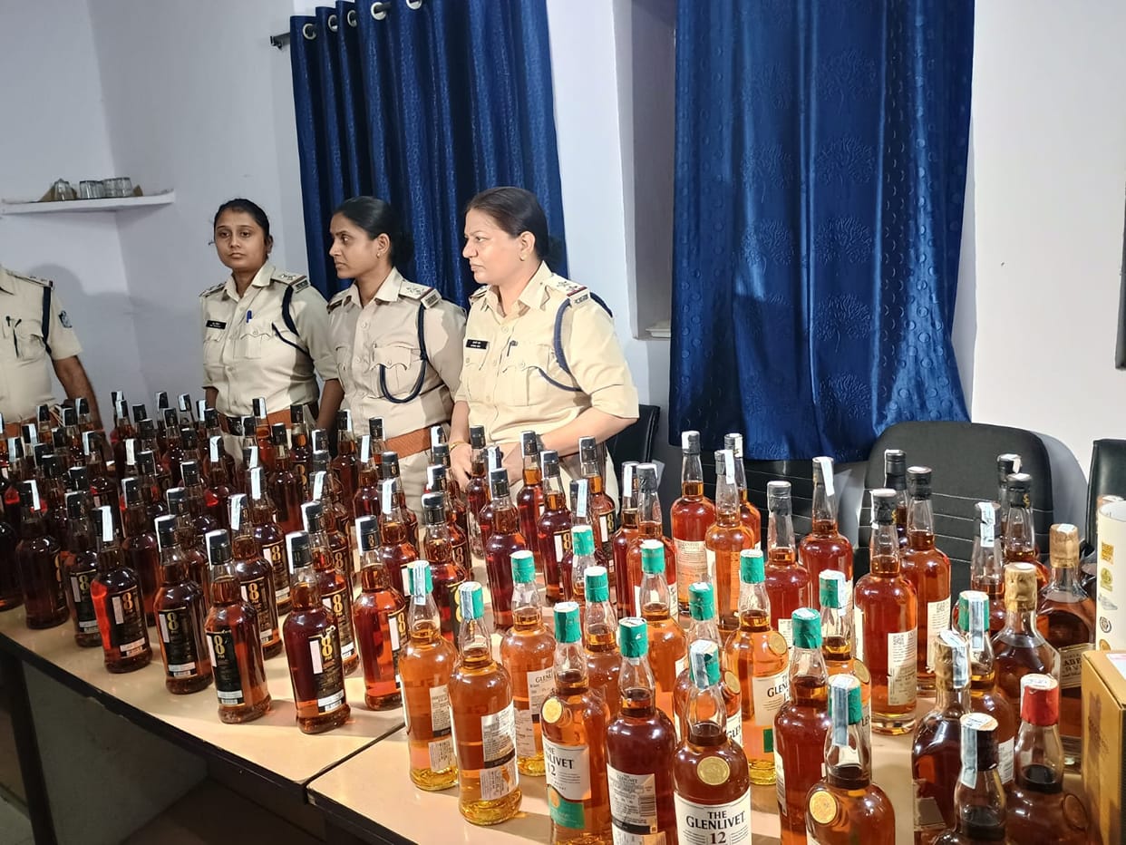In Bhopal, inferior liquor is being sold in bottles of expensive brands, Excise Department confiscated 120 bot