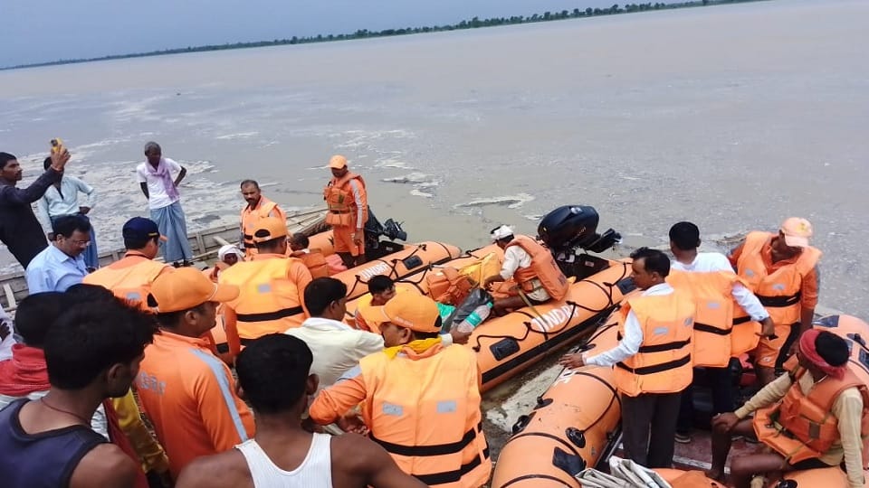 Flood wreaks havoc in Lakhimpur Kheri, people trapped in the foothills of Sharda river
