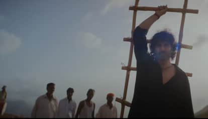 Sarfira Review in Hindi by Pankaj Shukla Akshay Kumar Radhika Madan Seema Biswas Paresh Rawal Sudha Kongara