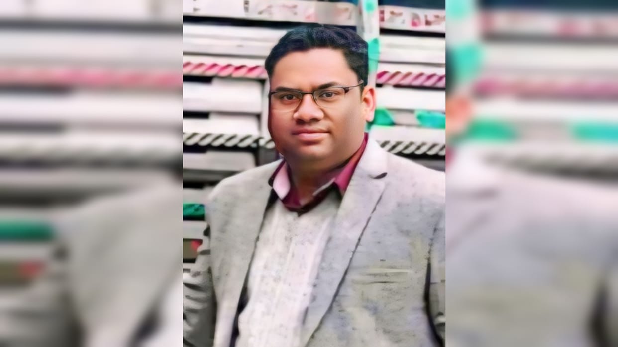 Marketing Inspector died after being hit by a train, he slipped under the train while boarding the train