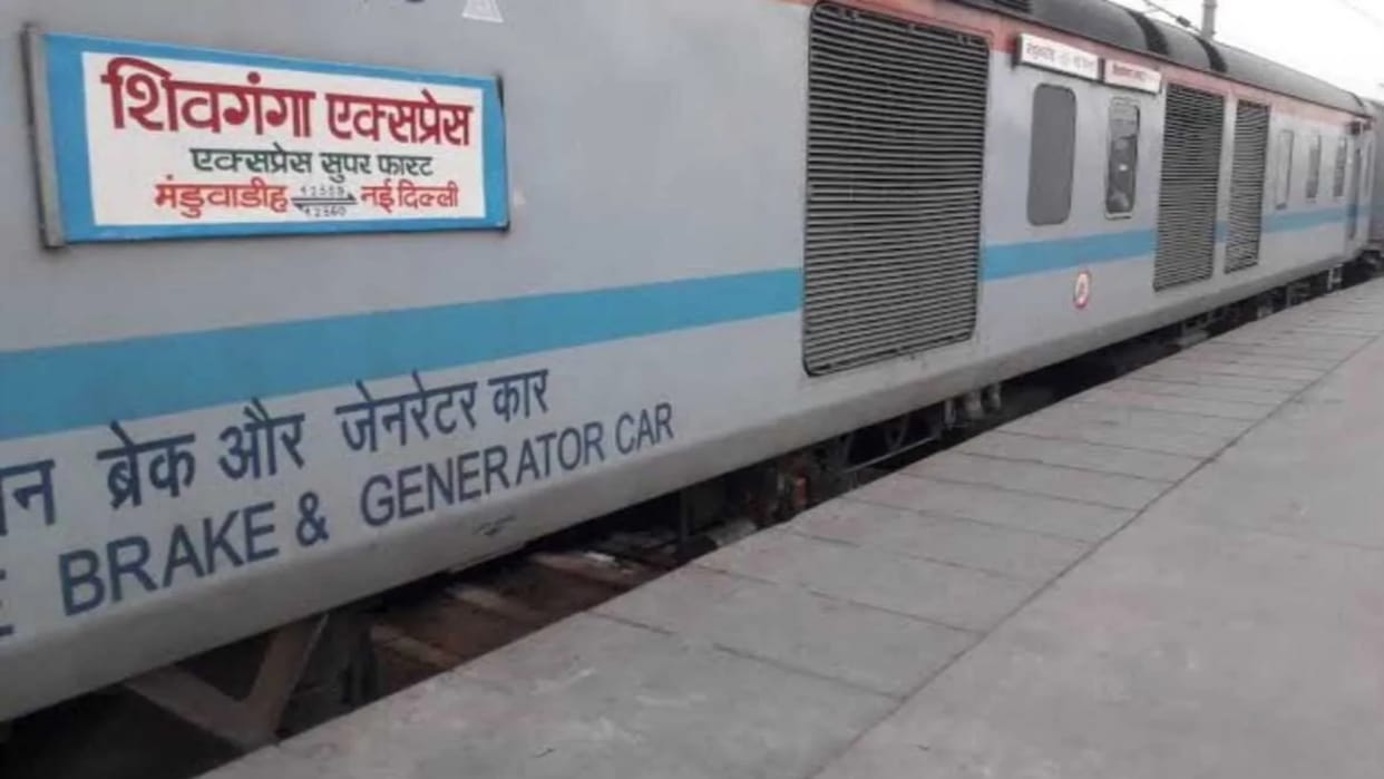 Shivganga Express train engine failed departure delayed by half an hour from banaras station