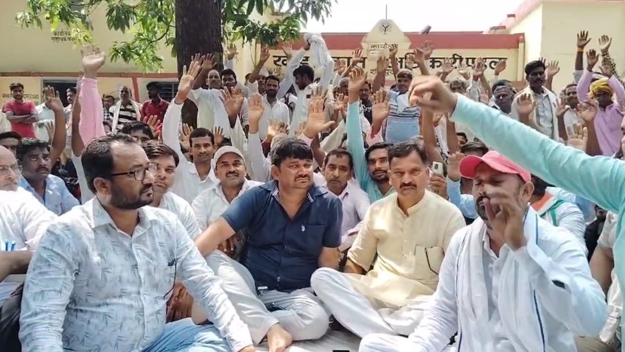 Sitapur MP Rakesh Rathore sits on dharna.