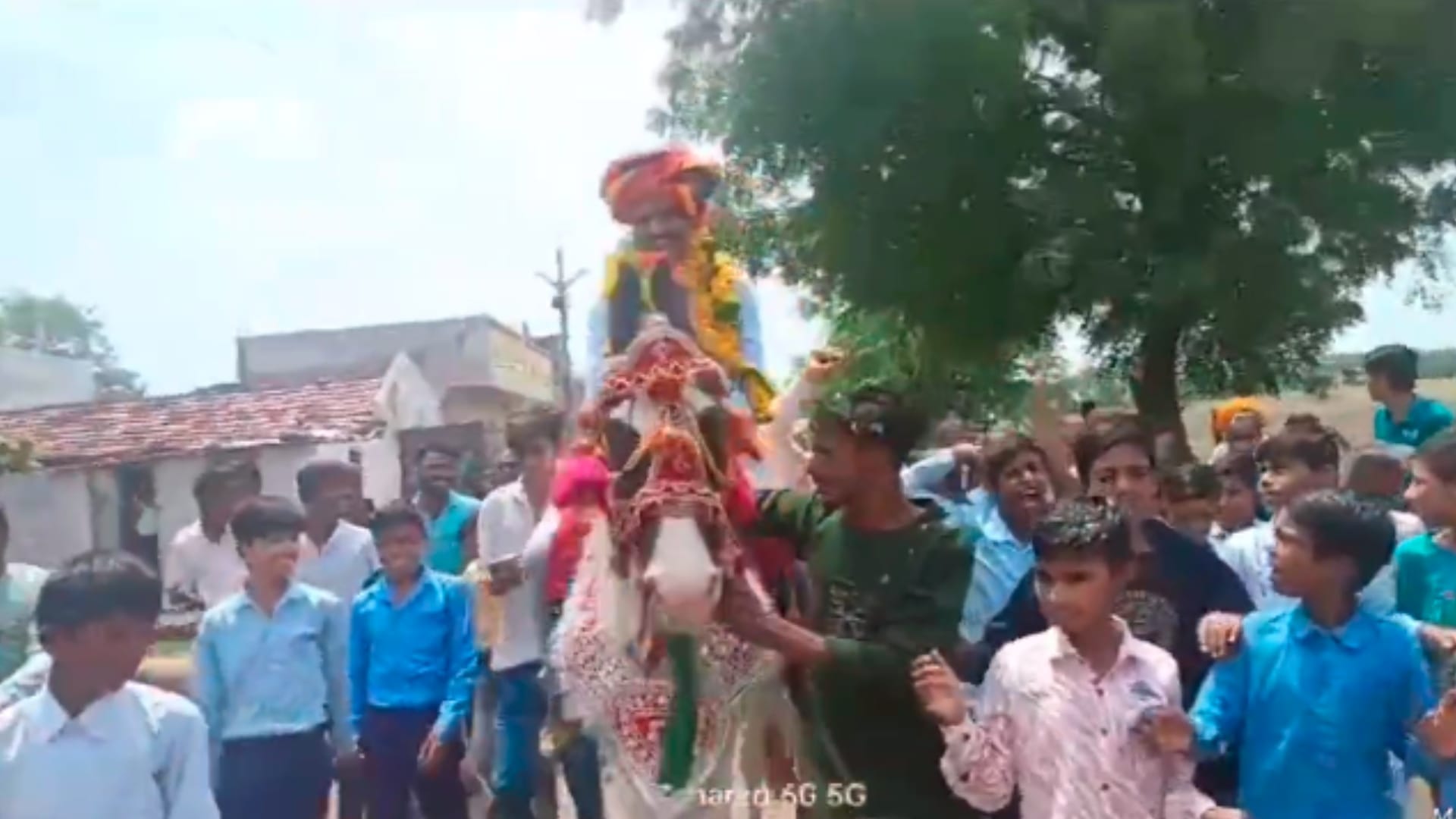 ट्रांसफर रुकने पर बच्चों ने प्राचार्य को घोड़े पर बैठाकर जुलूस निकाला