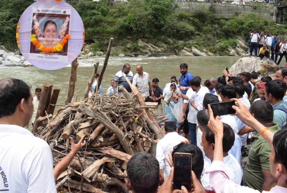 Uttarakhand Kedarnath MLA Shaila Rani Rawat Funeral in Rishikesh Triveni Ghat daughter give Mukhagni