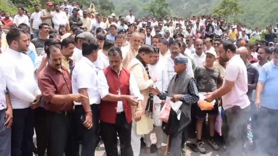 Uttarakhand Kedarnath MLA Shaila Rani Rawat Funeral in Rishikesh Triveni Ghat daughter give Mukhagni