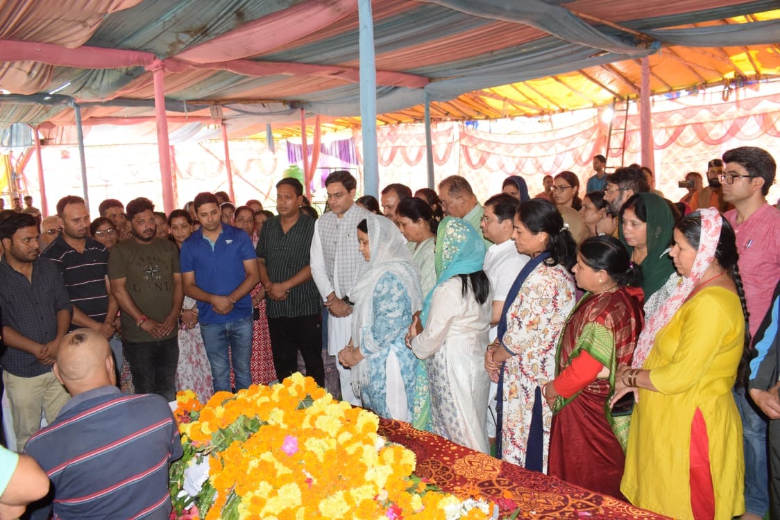Uttarakhand Kedarnath MLA Shaila Rani Rawat Funeral in Rishikesh Triveni Ghat daughter give Mukhagni