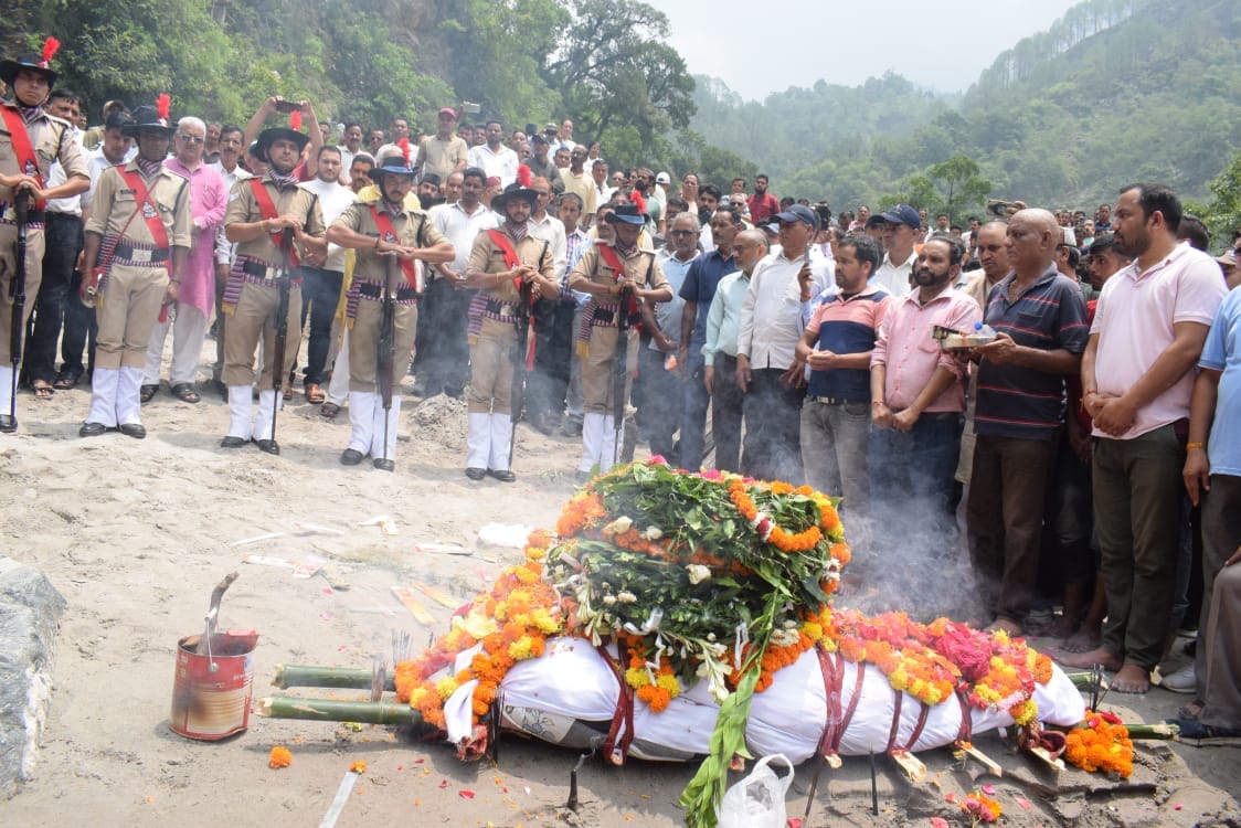 Uttarakhand Kedarnath MLA Shaila Rani Rawat Funeral in Rishikesh Triveni Ghat daughter give Mukhagni