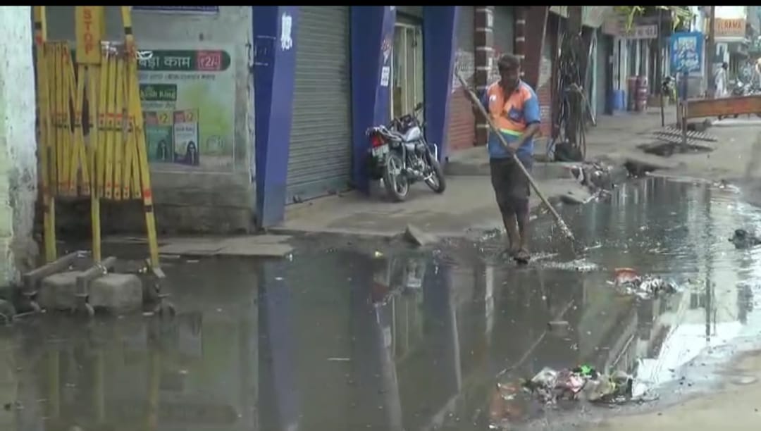 Bhopal's Alpana Talkies square filled with 2 feet water due to rain, people troubled, mayor is looking for a s