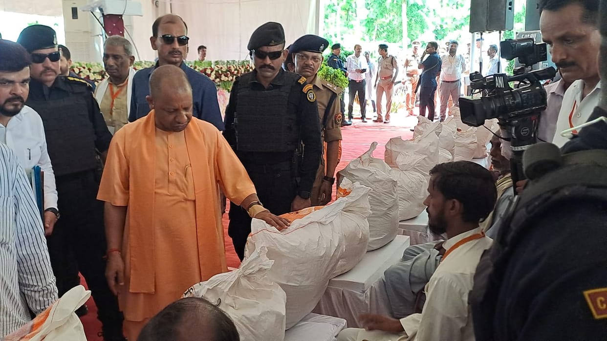 CM Yogi Adityanath in Shravasti, meets to flood effected people.