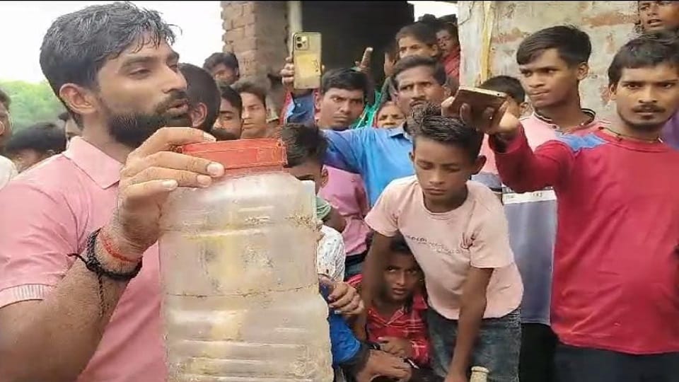 kushinagar: More than 150 cobra snakes came out of the house, rescue lasted for 12 hours