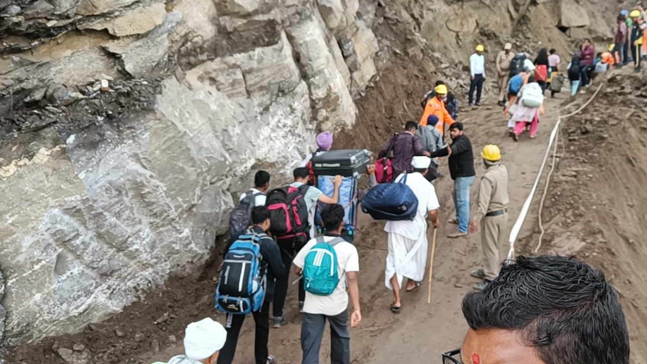 Badrinath Highway Work to evacuate pilgrims stranded for four days begins Uttarakhand News in Hindi