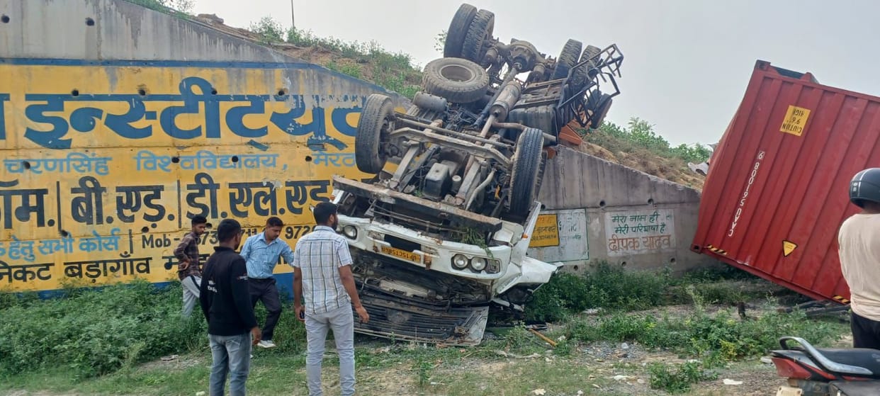 Accident In Baghpat: driver dies after Container fell down from Eastern Peripheral Expressway