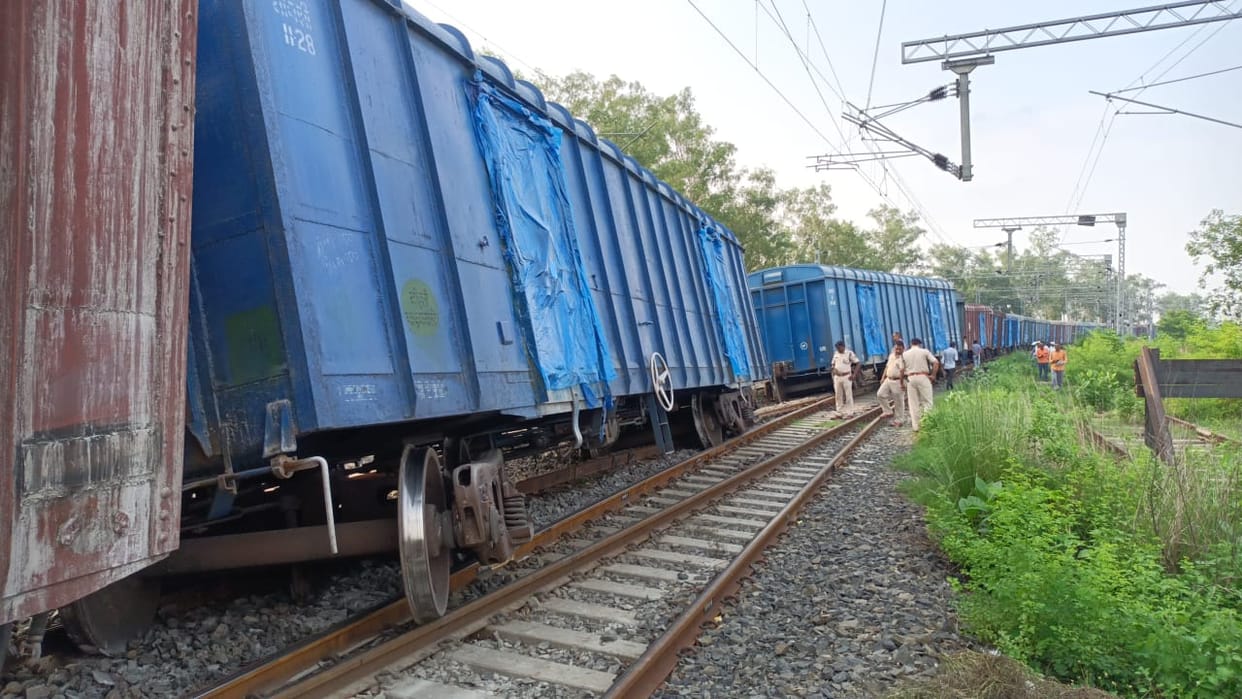 Bihar News: Six bogies of goods train derailed in Patna, Railways canceled many trains, changed routes.