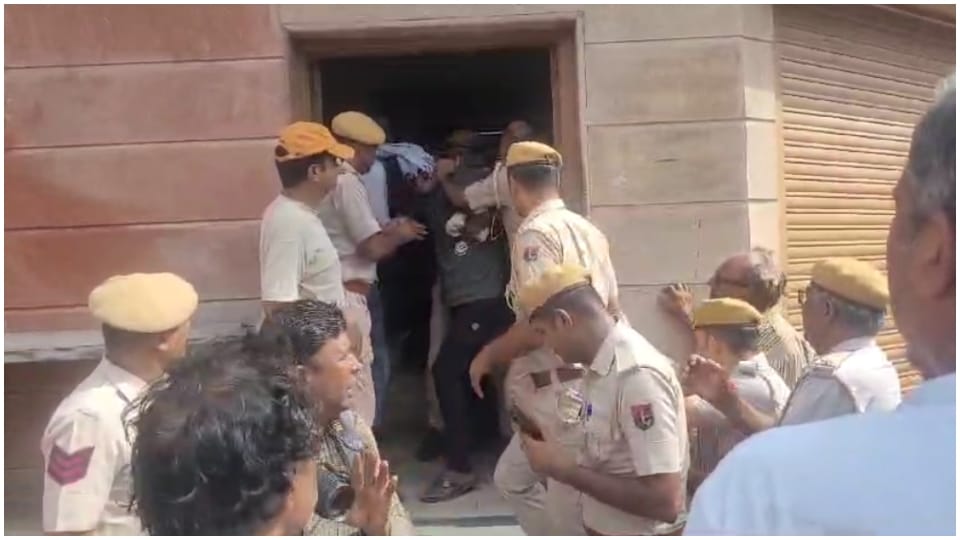 Bikaner: When the Tehsildar showed arrogance people locked Tehsildar in the pump house