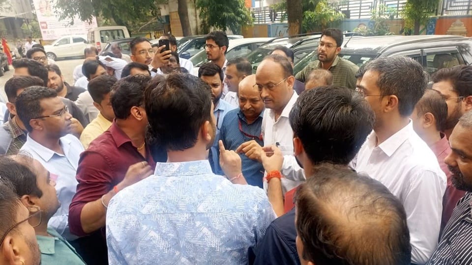 CDO in Moradabad threw out the bank manager from the meeting, boycotted in protest