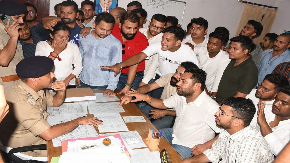 Students protest in police station after filing case against student union president in haldwani