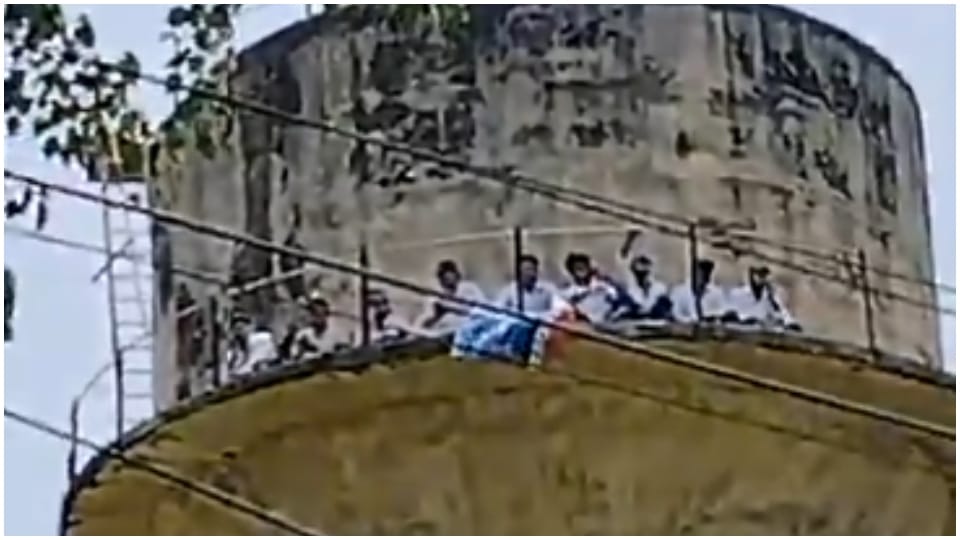 पानी की टंकी पर चढ़े एनएसयूआई कार्यकर्ता।