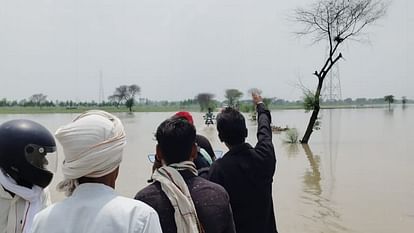 flood in UP 800 villages surrounded thousands of people migrated water on highway See Photos