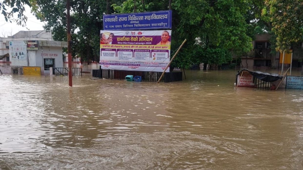 UP: Roads submerged due to flood, wheels of 350 buses stopped, many trains also got canceled due to rain