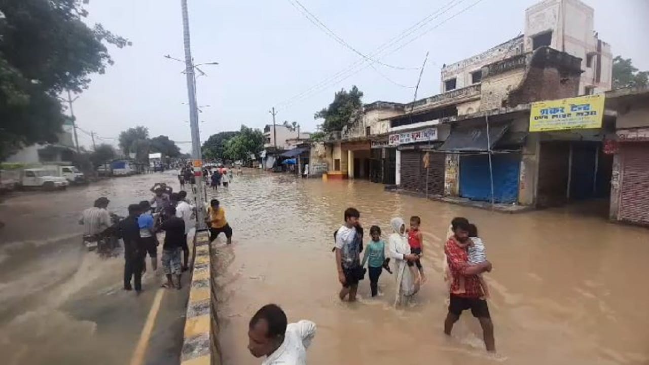 ten thousand people vacated their houses due to flood in Shahjahanpur