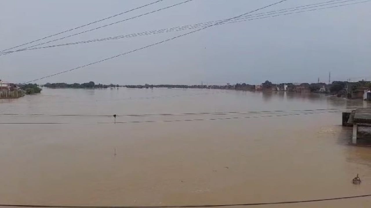 ten thousand people vacated their houses due to flood in Shahjahanpur