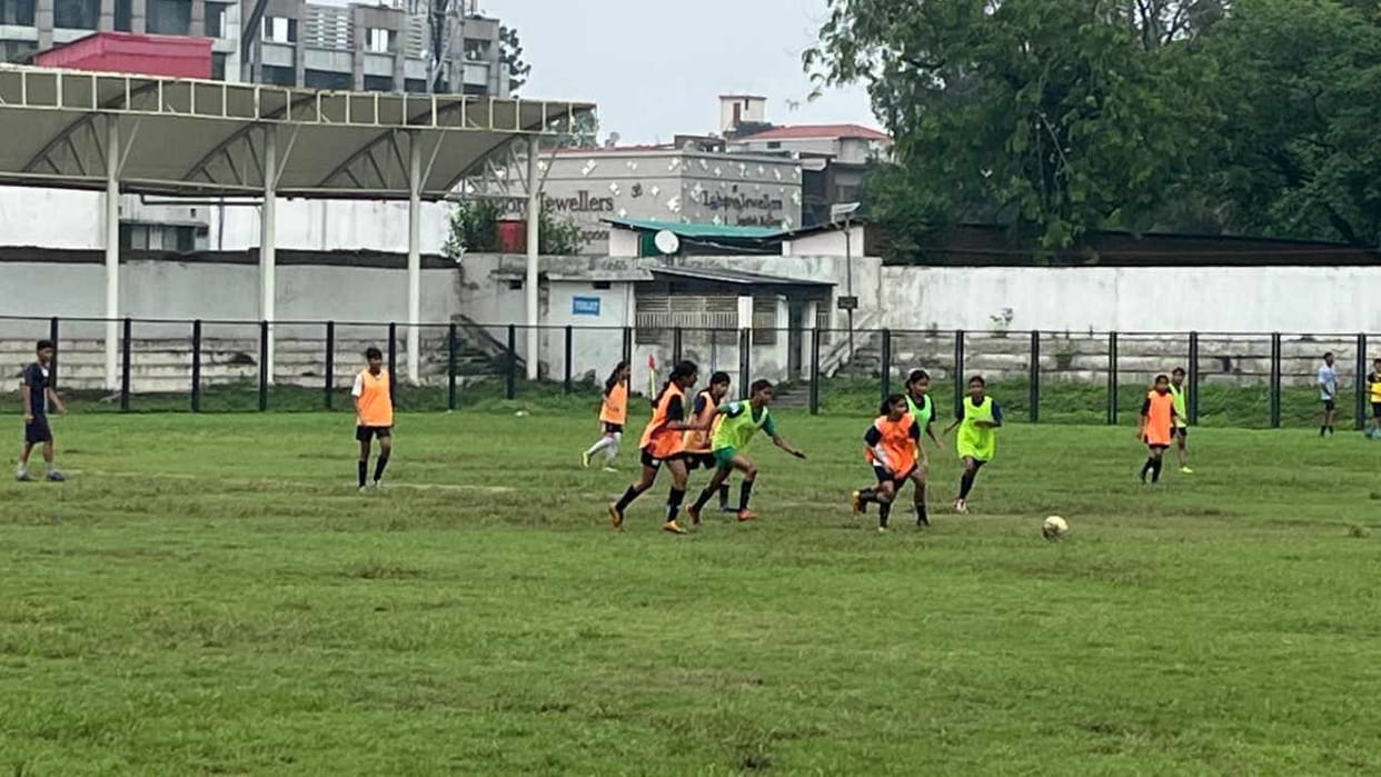 Football National Championship players face the challenge of crossing grass and mud to play in the National