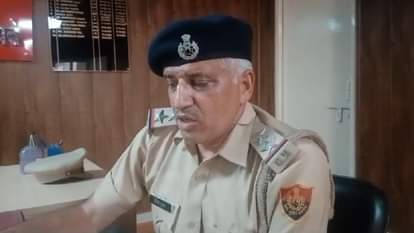 घटना की जानकारी देती पुलिस।