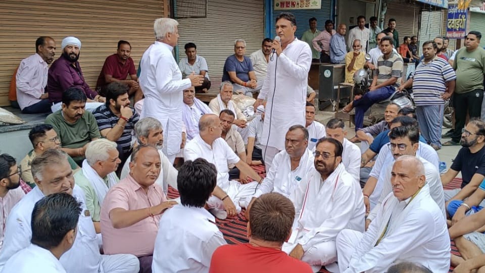 Hansi closed in protest against murder of businessman Ravindra Saini
