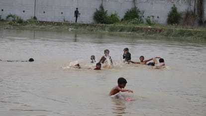36 hours blackout in Bawana due to breaking of Munak canal shortage of drinking water