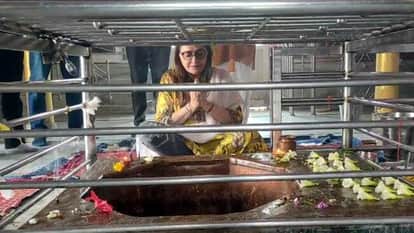 मंदिर में पूजा करतीं पूर्व सांसद जयाप्रदा