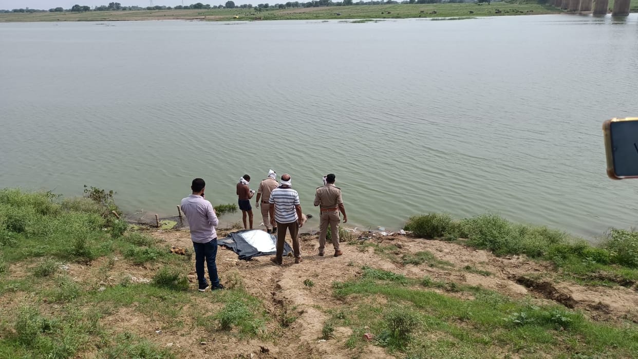 Body of an unknown youth found floating in Betwa, body kept in mortuary for identification