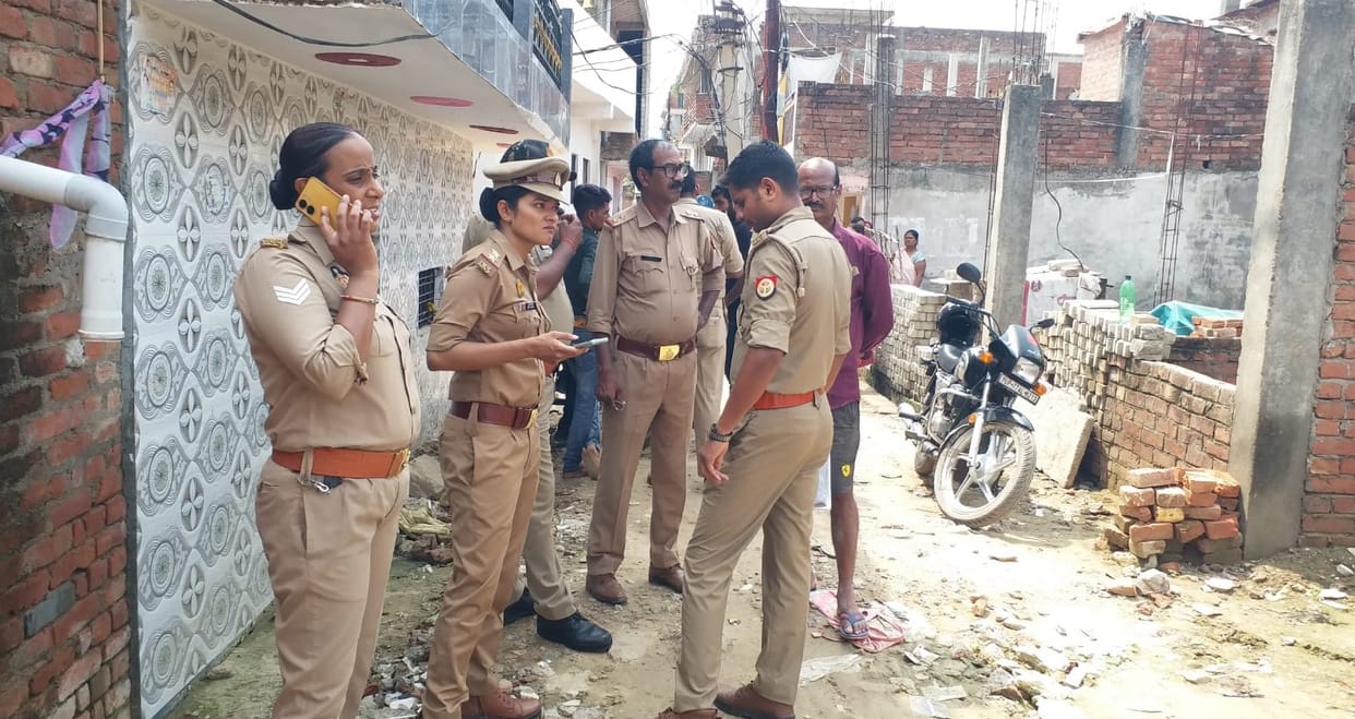 Kanpur Murder, Wife murdered for opposing love affair, husband strangled her with sari, accused arrested