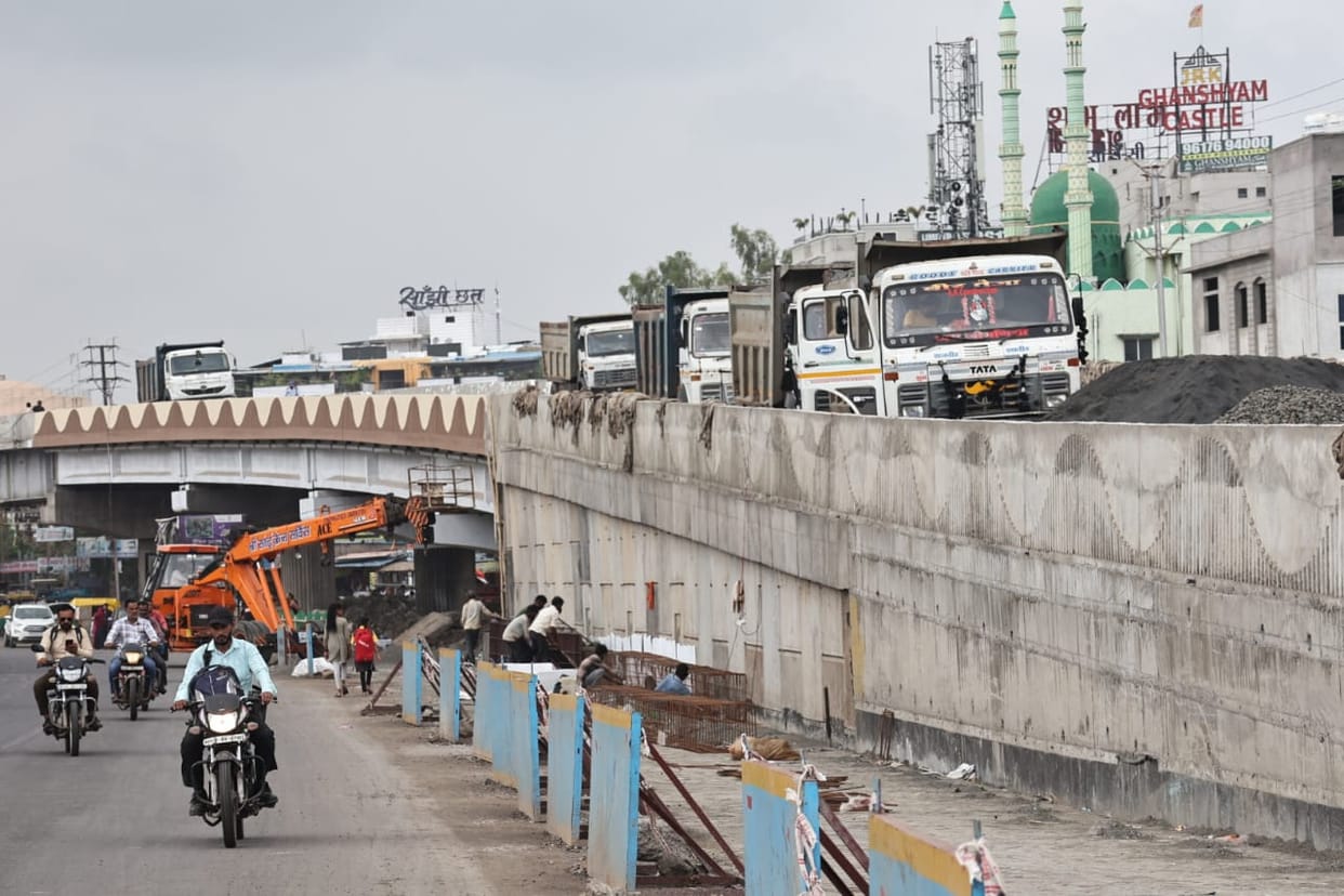 Indore: Indore's Khajrana Bridge bore the load of 280 tons, passed the load test, now traffic will start.