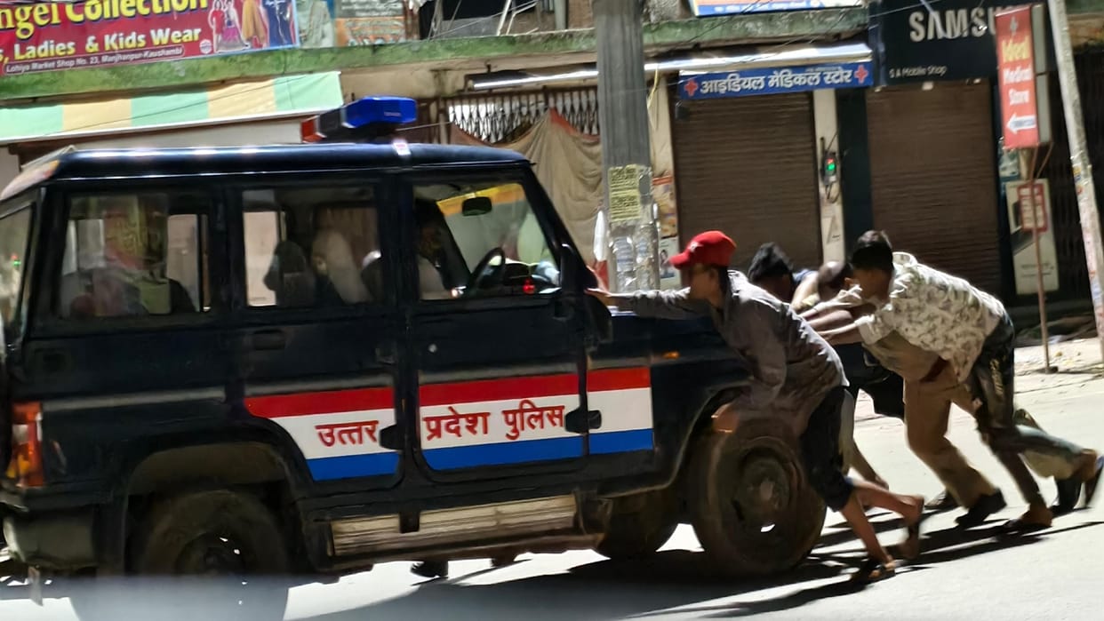 Video of Kaushambi police pushing plate vehicle went viral on social media, people taunted