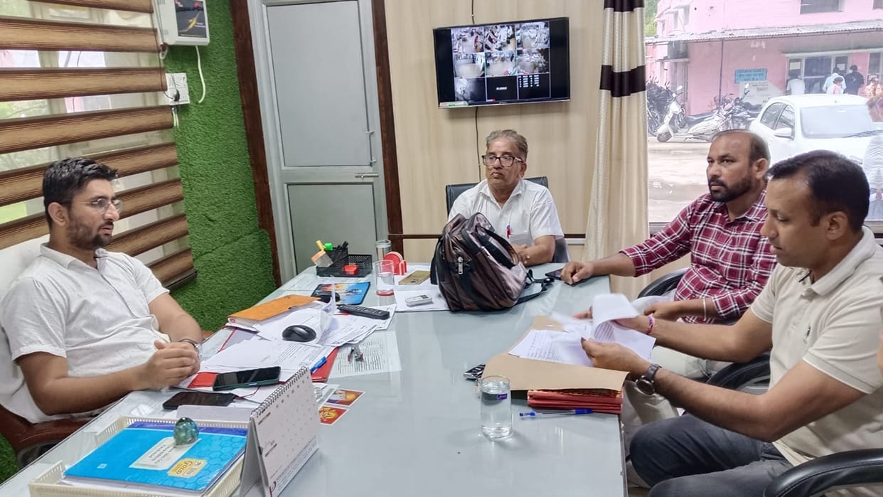 CM Flying raid the Urban Electricity Corporation office in Fatehabad, officials scrutinize the records