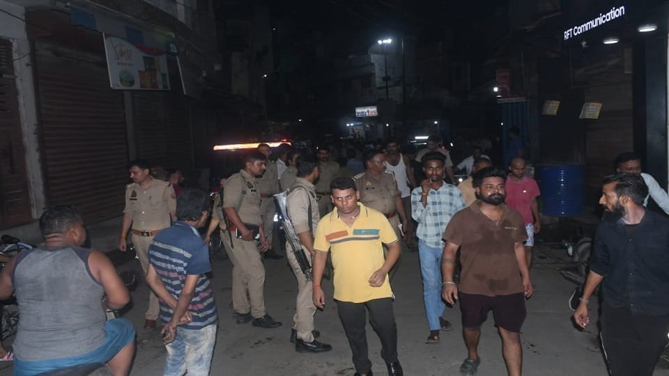 Moradabad: Stone pelting between two parties in Nagfani, tense atmosphere, Policemen deployed on spot