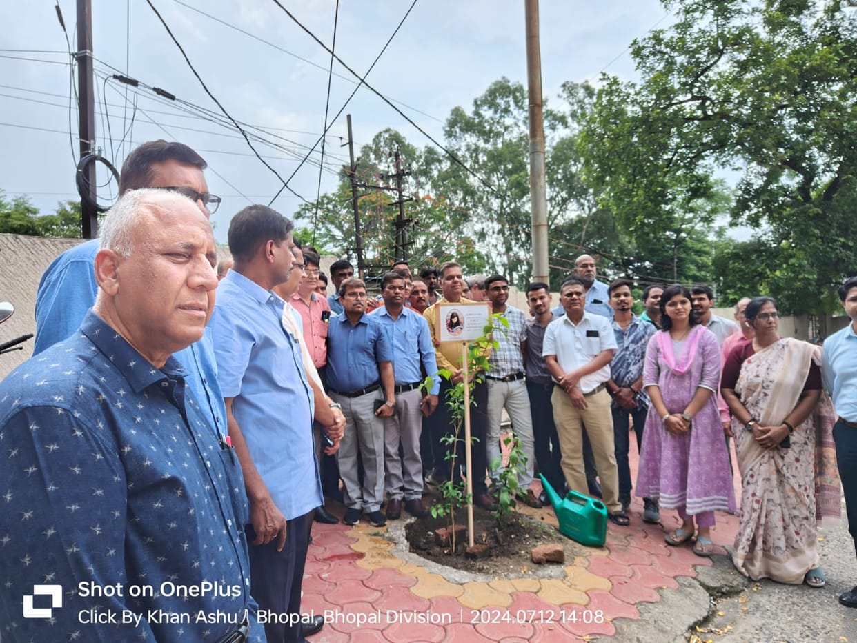 Bhopal: ...so that his memories always remain fragrant, a sapling was planted in the memory of late PRO Thapak