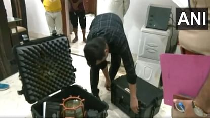 Dehradun: संदिग्ध बक्से के साथ पुलिस ने पांच लोगों को किया गिरफ्तार, रेडियोएक्टिव पदार्थ होने का दावा Dehradun Police arrested five people with a suspicious box claimed to contain radioactive material