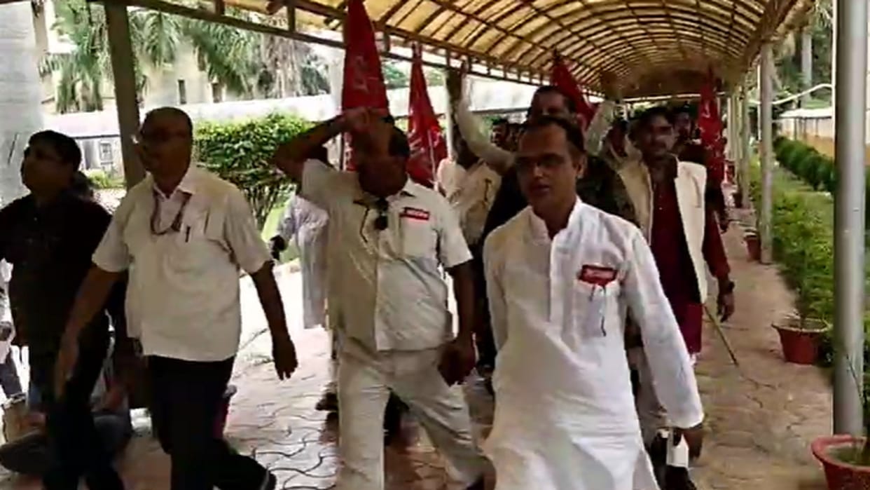Railway workers demonstrated for old pension, slogans raised for NPS go back