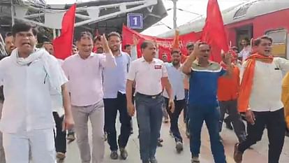 Sawai Madhopur : ओपीएस बहाल करने को लेकर रेलवे कर्मचारियों ने किया प्रदर्शन, केंद्र से एनपीएस हटाने की मांग की Sawai Madhopur: Railway employees protested against restoration of OPS, demanded removal of NPS
