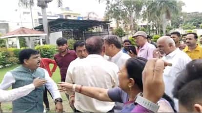 बीजेपी कांग्रेस नेताओं की लड़ाई का नजारा