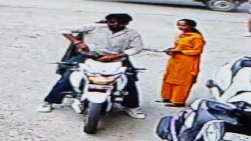 man took two girls on a bike at gunpoint in kashipur