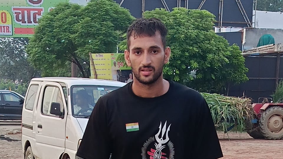 Kanwar Yatra 2024 Divyang Mohit reached Haridwar walked on one leg to collect Gangajal Roorkee News